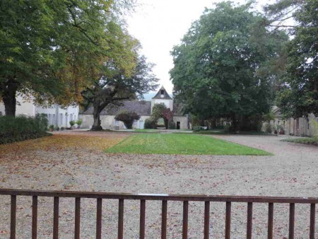 La main-d'oeuvre travaille par roulement et il est indispensable de loger sur place ce personnel qualifié.